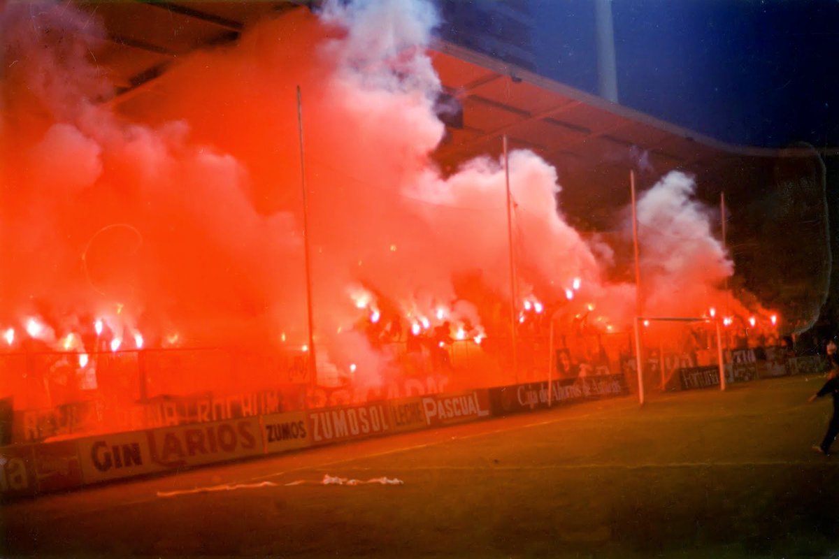 AtleticoRebelde's tweet photo. #Oviedo-#Genova #Uefa 91/92
#BrigadasAzules #FossaDeiGrifoni
#OldSchool #AquellosMaravillososAños https://t.co/zreVFBpLaV