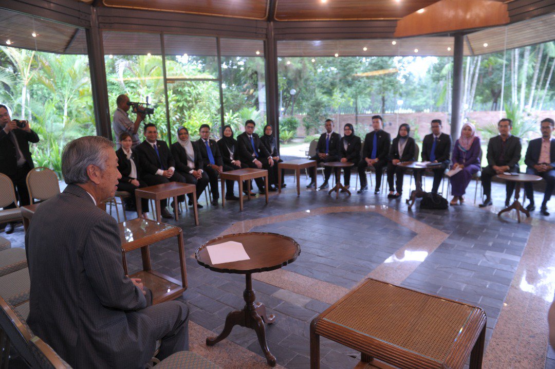 tkpbpb's tweet photo. Sesi Kunjung Hormat Kontinjen Malaysia, Program Kapal Belia Asia Tenggara Dan Jepun (SSYEAP) kali ke-45/2018 ke atas Duta Besar Jepun, H.E. Dr. Makio Miyagawa di Kediaman Rasmi Duta, Kuala Lumpur. @SyedSaddiq @lha_kbs @KBSMalaysia @jbsn_kbs @Fazulia1 @kpjbsn https://t.co/EXpt46Qn0V