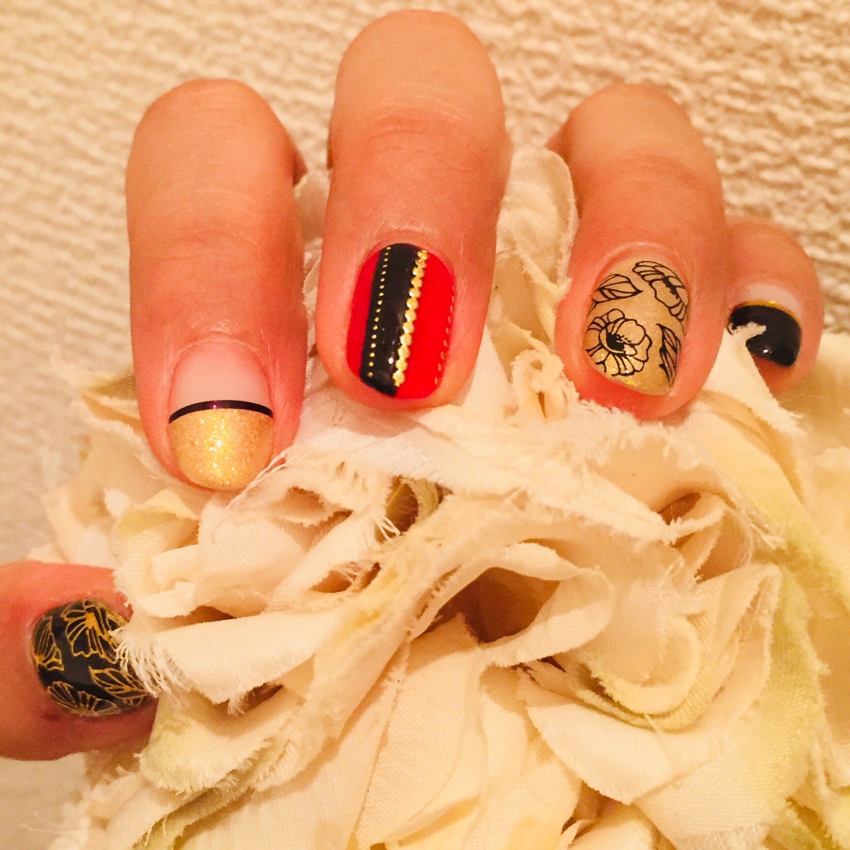 タイルとボタンのアクセサリー ありすのてしごと マイネイル は 赤黒金 の カッコイイ系 フラワーネイル 赤 ネイル が目立つので アート追加 で 垢抜けネイル に プリジェル ピールオフジェルベース を仕込んでます Instagram にて