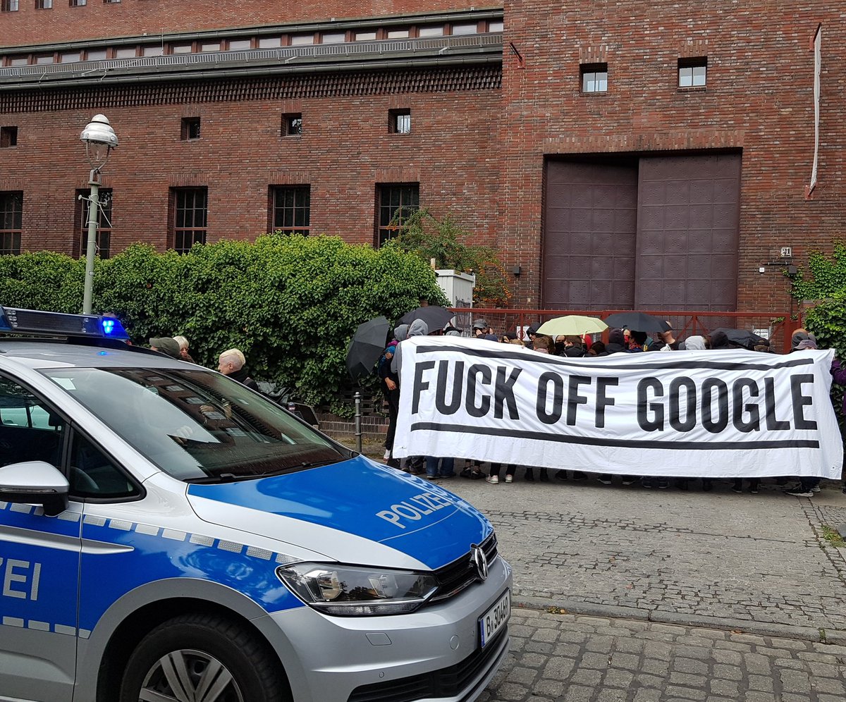 johanna_rt's tweet photo. 1349 Polizei trifft ein. 

Der Herbst der Besetzungen beginnt. @besetzenberlin versucht #googlecampus zu besetzen.
#besetzen #b0709 #FuckOffGoogle https://t.co/Se6U0EJRpL