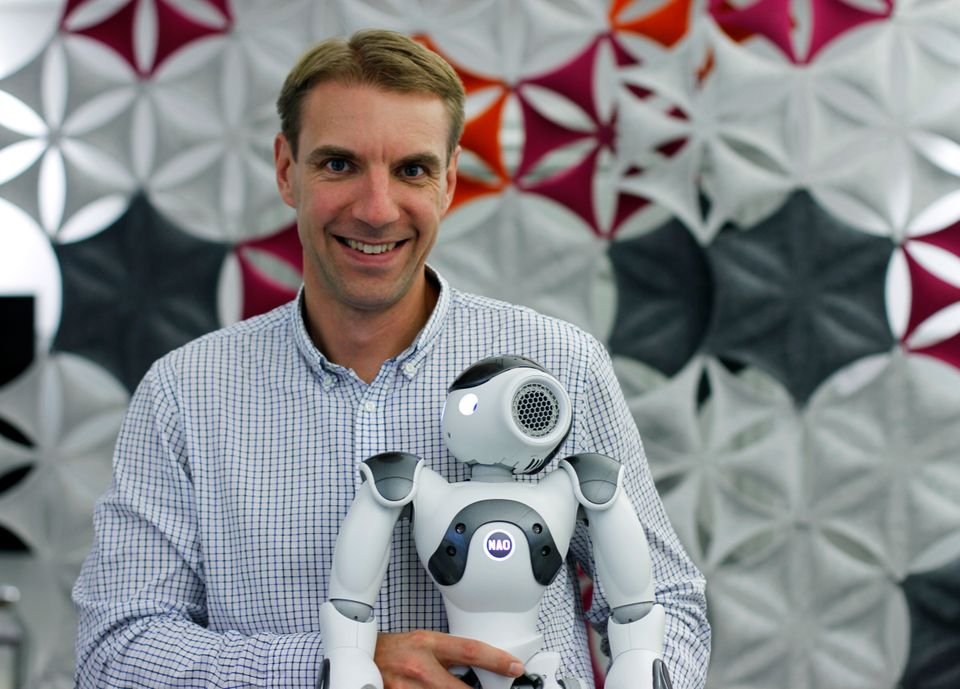 "Vi ser stora möjligheter att utveckla den kommunala verksamheten med hjälp av ny teknik", säger Johan Högne, digitaliseringsdirektör i <a href="/NorrkopingSe/">Norrköpings kommun</a>  om kommunens inköp av fem humanoida robotar bit.ly/2MTINtA