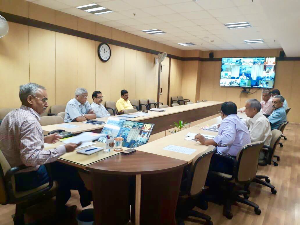 पुलिस मुख्यालय में आज मासिक वीडियो कॉन्फ़्रेन्स में DGP श्री <a href="/OPGalhotra/">Om Prakash Galhotra</a> एवं अतिरिक्त महानिदेशकगण पुलिस द्वारा मुख्य रूप से  निम्न एजेण्डा पर विचार-विमर्श किया गया

👉🏻#POCSO Act,
👉🏻कम्यूनिटी पुलिसिंग, 
👉🏻डायल 100 पर प्राप्त कॉल्स के रिस्पांस के समय को कम करने विषय पर चर्चा