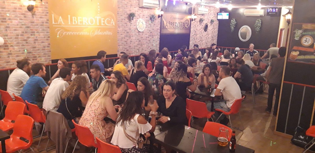 AGEUSJ's tweet photo. Aún no ha empezado oficialmente el curso peronosotros ya hemos dado la bienvenida a nuestros Erasmus de la mejor manera posible! #tandem #karaoke https://t.co/jttFEoPgpW