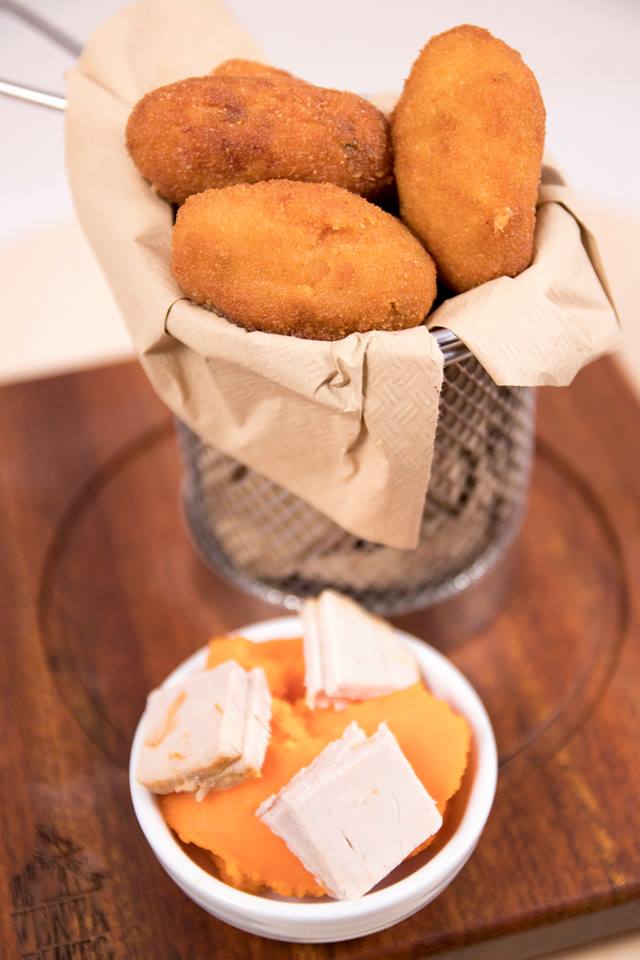 Croquetas... ¿Qué esconderán en su interior? 🤔
#ventapinto #vejer #tradicion #gastronomia #laventapinto #restaurante #cadiz #restauranteenvejer #andalucia
#aquisecocina #lodesiempre #guisos #cocinalocal