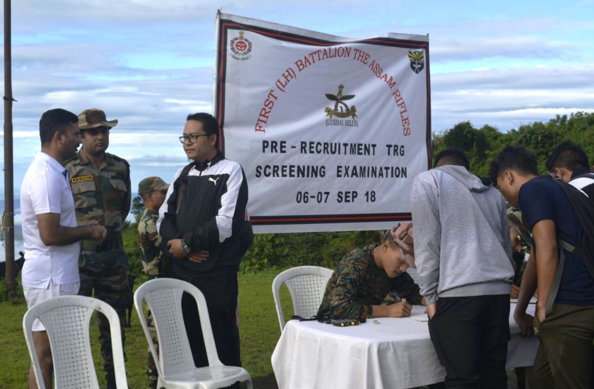 official_dgar's tweet photo. Lunglei Bn #AssamRifles conducting Pre- recruitment Training & Screening examination in Lunglei, Mizoram under #StudentOutreachProgramme to facilitate young aspirants for #ArmedForces & SSC examination.113 youth including 24 girls appeared in the examination.
@easterncomd https://t.co/09Y90DCKPp