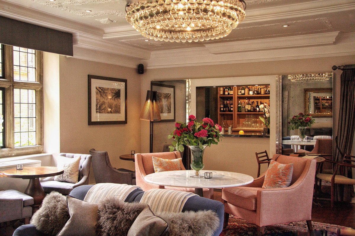 FoxhillManor's tweet photo. Cheers to the weekend ladies and gents. Our plan is to spend it right here! #weekendplans #shakenorstirred #thebar #foxhillmoments #friyay https://t.co/NKMUsaXGbl