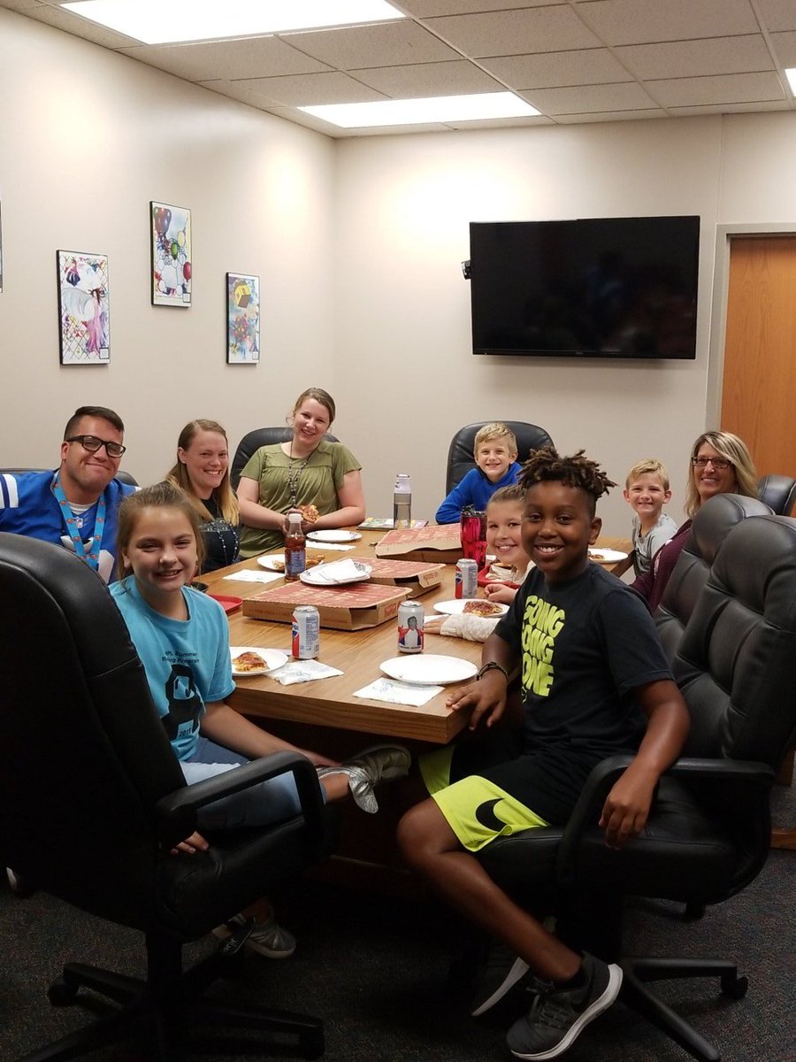 PinkTeachK12's tweet photo. Our #imawesome students enjoying their pizza lunch!! @MIS_SocialMedia @Eiler_teachMIS @classhanback https://t.co/2LTotwS5eK