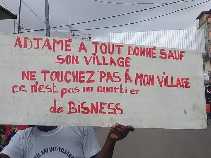 abidjan_net's tweet photo. Déguerpissement d'Adjamé Dallas (Abidjan)  :

Les habitants s'opposent à la destruction de leur village pour la construction du 4e pont. Le chef du Village dément avoir été dédommagé https://t.co/F6mx9qxEgq