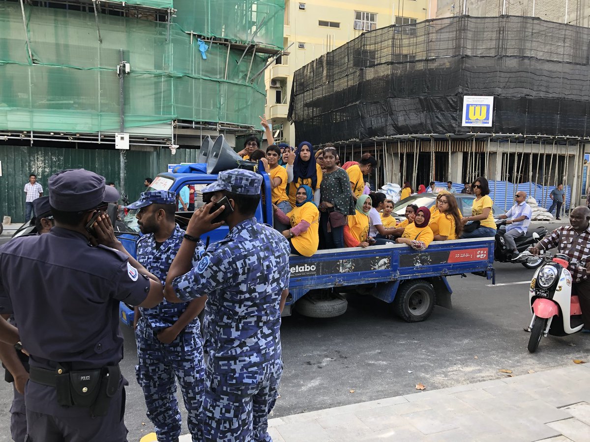 evattey's tweet photo. Police have stopped us. Says stopped us because Yameen’s campaign is out too. 🤦🏽‍♀️ https://t.co/hod0IvtaEz