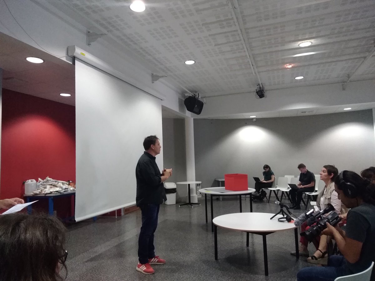 Dernier jour, Simon Meyer directeur du <a href="/PlanetariumVV/">Le Planétarium</a> ouvre l'événement et présente la démarche du planétarium en lien avec cette école ! #ecolelyonville <a href="/AADNLyon/">AADN - Arts & Cultures Numériques</a> <a href="/umons/">Uga Mons</a> <a href="/univ_lyon2/">Université Lumière Lyon 2</a> <a href="/UniversiteLiege/">Université de Liège</a> <a href="/LabExIMU/">LabEx IMU</a> @EcoleUrbaine