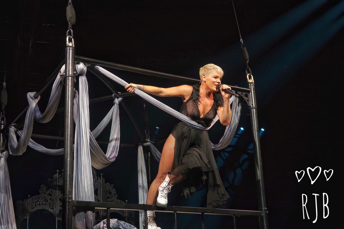 rizajoyish's tweet photo. You are amazing @Pink 💕 You are such an inspiration! I love you 😘❤️ #BeautifulTraumaTour #pink #Auckland https://t.co/gfsKHuaq5P