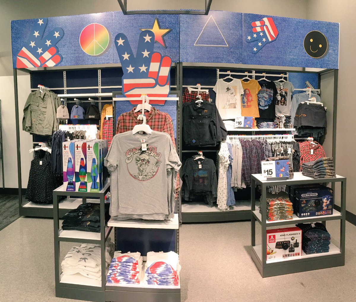 “For those about to rock, we salute you!” #UnderPressure to get this set done, but now it’s just #SweetEmotion and a #WholeLottaLove for Junk Food Rock! 🎸🎸🎸 #targetstyle #T0171 <a href="/dmasin88/">apexcreationnetwork</a> <a href="/Kunsman/">Laura Kunsman</a>