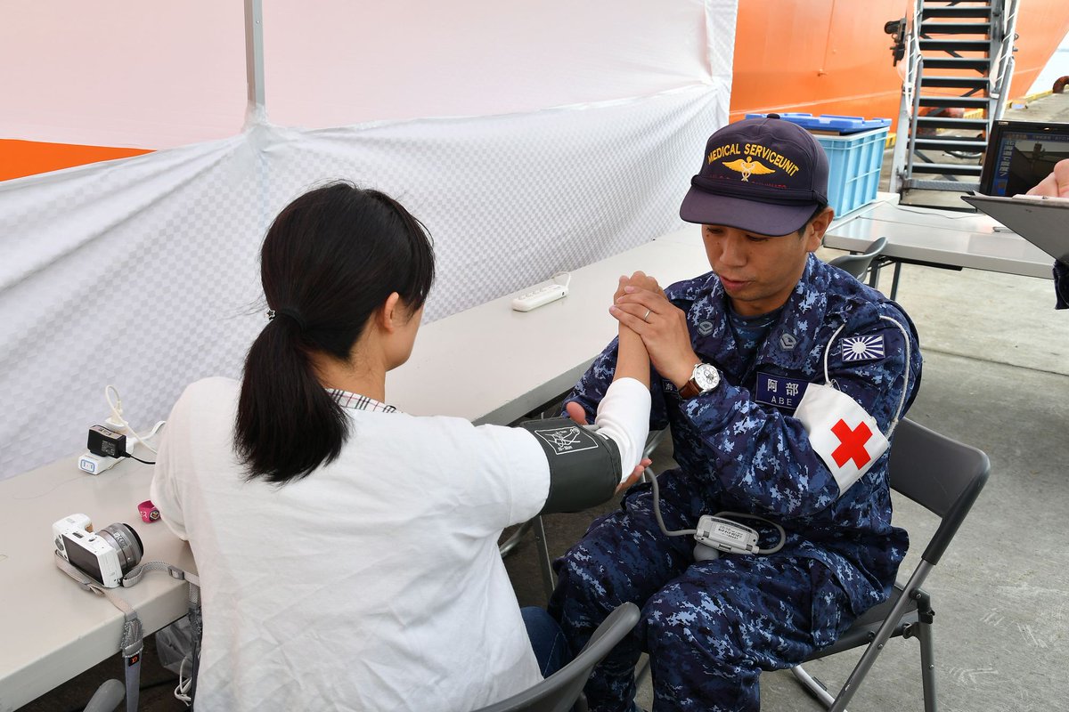 JMSDF_PAO's tweet photo. 【北海道胆振東部地震】
海上自衛隊　大湊地方隊は、砕氷艦「しらせ」及び掃海艇「いずしま」（苫小牧港西港区南ふ頭）において、生活支援（給水、入浴、携帯電話充電、健康相談）を朝７時から20時まで行っています。

#海上自衛隊　#救援物資 #災害派遣 #苫小牧 https://t.co/DifvTjRfA7