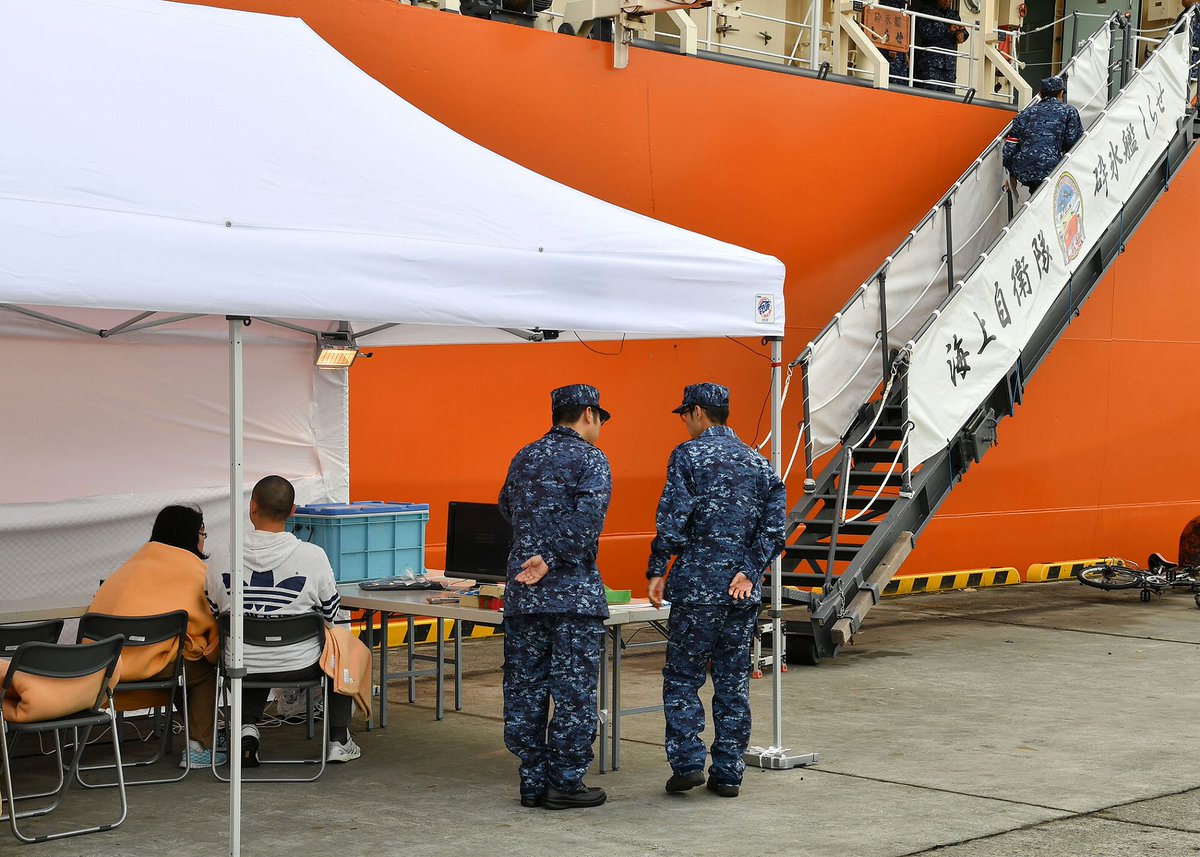 JMSDF_PAO's tweet photo. 【北海道胆振東部地震】
海上自衛隊　大湊地方隊は、砕氷艦「しらせ」及び掃海艇「いずしま」（苫小牧港西港区南ふ頭）において、生活支援（給水、入浴、携帯電話充電、健康相談）を朝７時から20時まで行っています。

#海上自衛隊　#救援物資 #災害派遣 #苫小牧 https://t.co/DifvTjRfA7