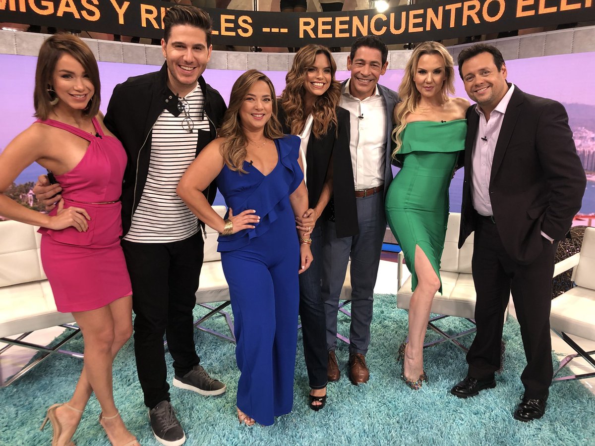 johnnylozada's tweet photo. Reencuentro de amigas y rivales. @viethmichelle @adamarilopez @rasheldiaz @chefjames @soyrodrigovidal @janicebencosme https://t.co/bgwjfYnMcH