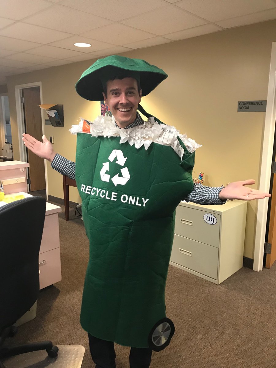 dosskarin's tweet photo. This Principal Intern is stepping up his game!  Teaching the kids it is cool to Recycle! #NoPlaceLikeJones #TheACSWay https://t.co/c8IKEHMauR