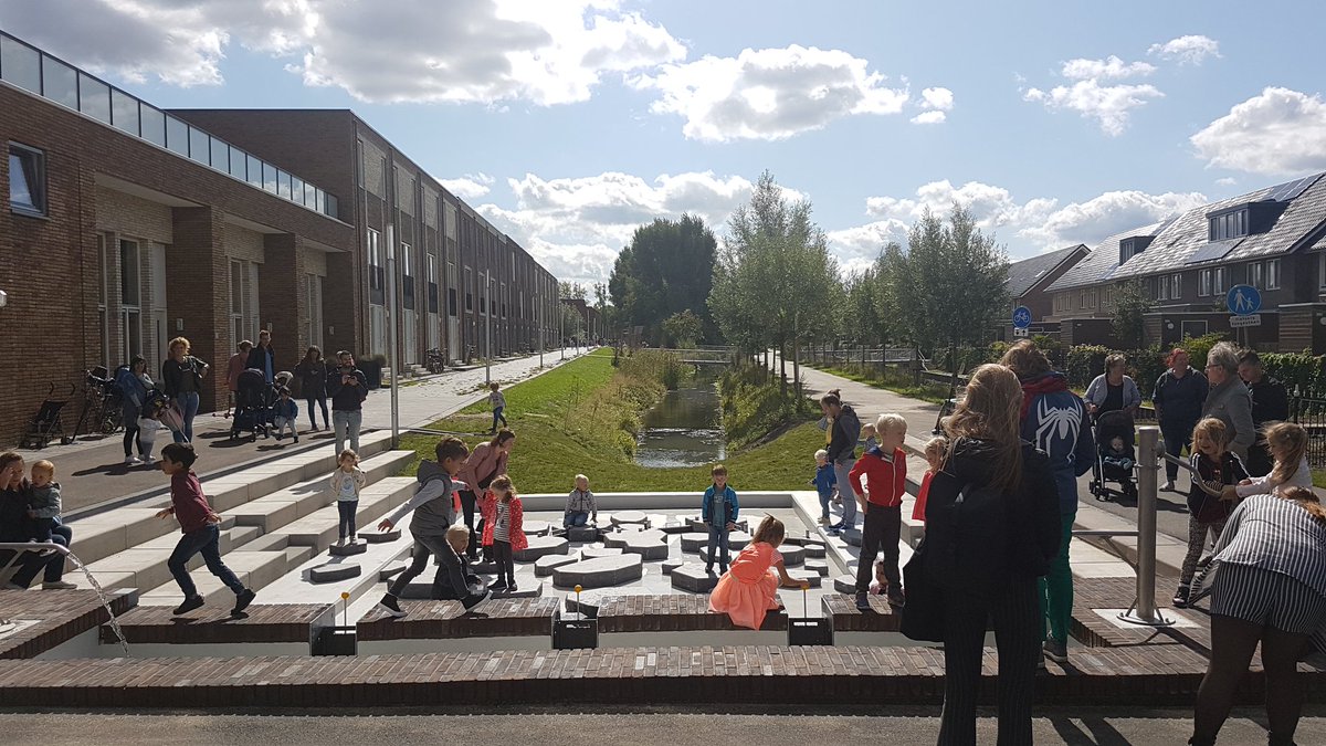 Nielnl's tweet photo. De waterspeeltuin #HogeWeide is geopend door wethouder @KlaasVerschuure #LRGroeit https://t.co/JKoJb9YWoO