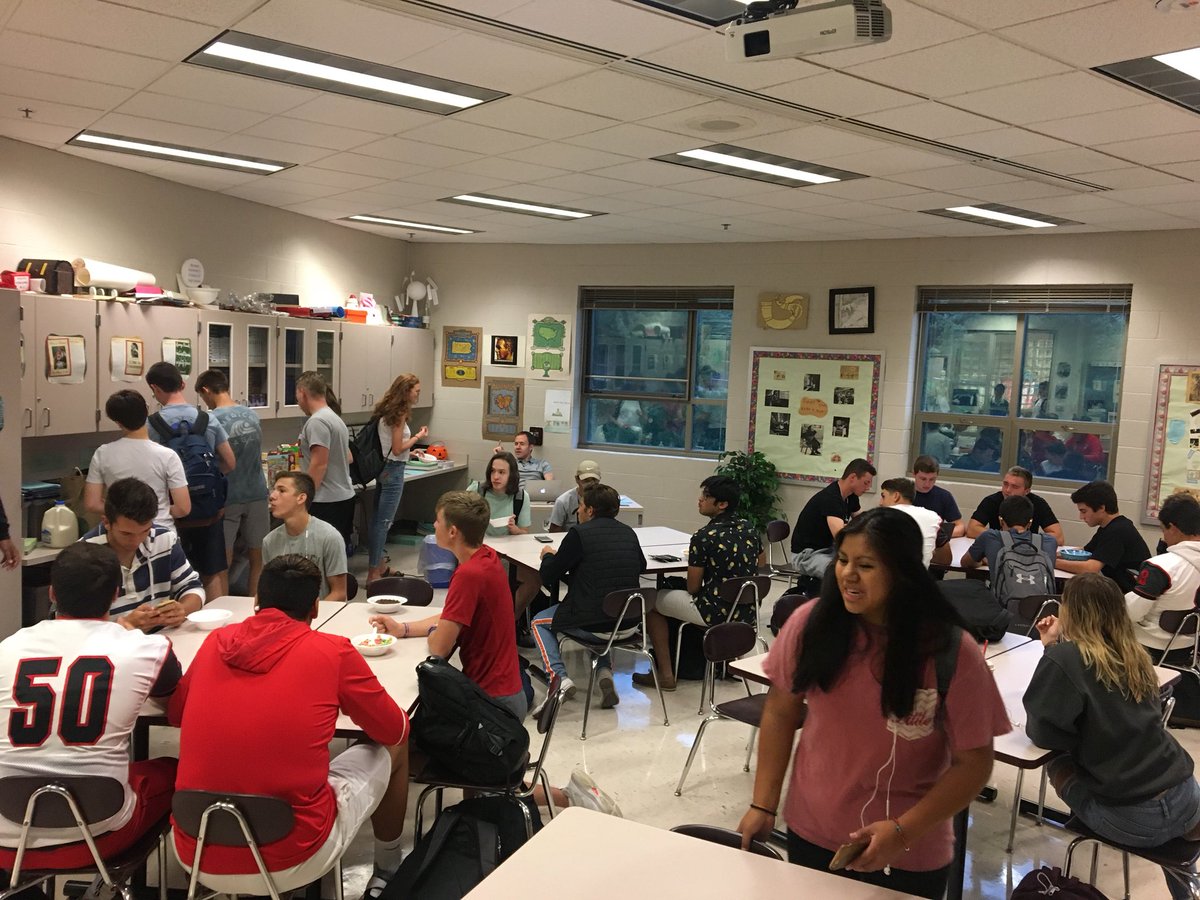 USCCerealClub's tweet photo. Big turn out for our first meeting...Camper of the week goes to Herb Gordon @USCHSACTIVITIES https://t.co/gETUYtqXuZ