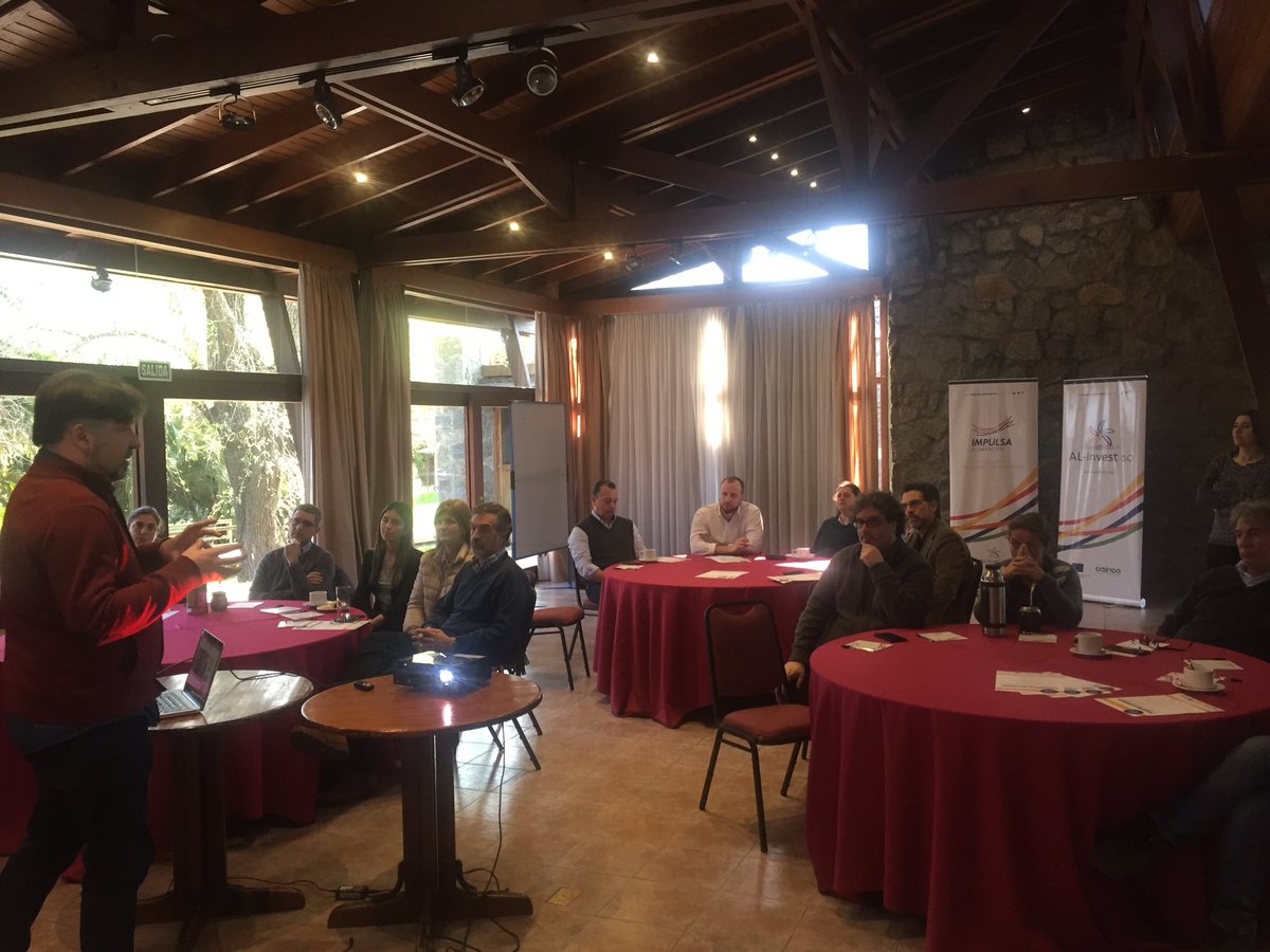 impulsalimentos's tweet photo. “Pensemos juntos cómo será el diseño en la #industria alimentaria dentro de 15 años” empieza diciendo @alheg en el cierre de los #DiagnosticosdeDiseño ejecutados sin costo gracias a @AL_invest5. #UE @CAINCOBOLIVIA https://t.co/CWcO9eHP6N