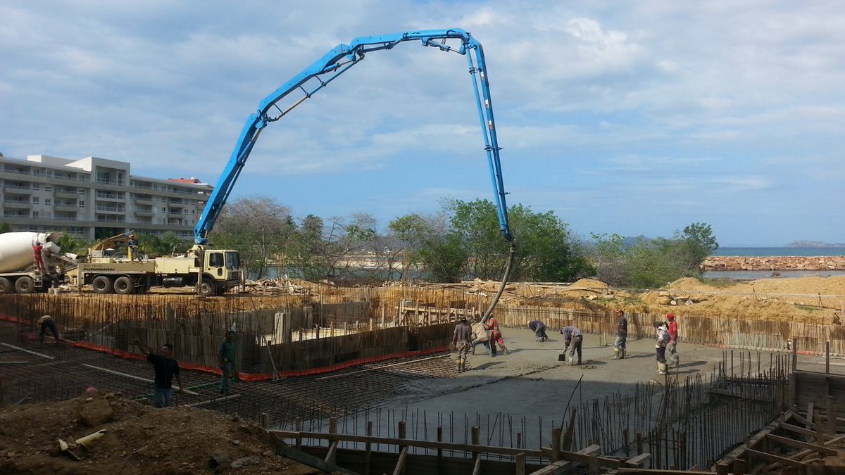 betancora's tweet photo. Vaciando la losa de piscina #obra #ingenieríacivil #Venezuela @Mundo_Hormigon @licitacivil @Ing_Civ @ingenencofrados @construaprende https://t.co/mxi583JrpZ