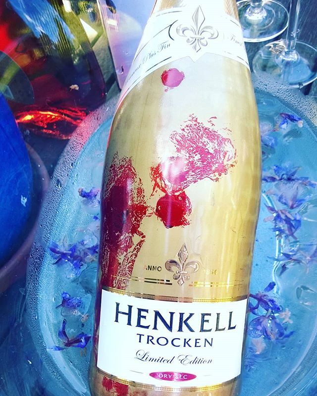 DillGravlax's tweet photo. Happy Friday!
Today bubbles from Henkel trocken, Limited edition. Nice perky quite affordable bubbles with loads of apples on the palate. Dry as in sec as in trocken. 
#bubbles #fridaybubbles #bulles
#winelover #winegeek #wein #vin #winepic #wine #winep… https://t.co/hZkHVqCxNJ https://t.co/qBO8wMUFtw