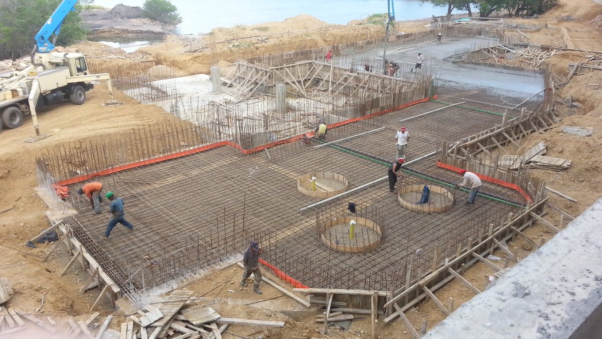betancora's tweet photo. Vaciando la losa de piscina #obra #ingenieríacivil #Venezuela @Mundo_Hormigon @licitacivil @Ing_Civ @ingenencofrados @construaprende https://t.co/mxi583JrpZ