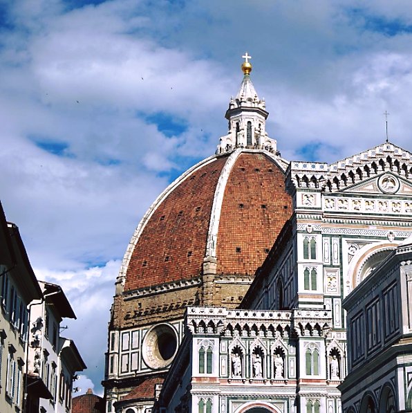 Grande successo per la #charitydinner in Piazza del Duomo per "Il Cuore di Firenze": l'evento del 10 settembre è sold-out! Per contribuire al progetto che si promette di donare 100 defibrillatori alle scuole fiorentine, visita il sito 👉 ilcuoredifirenze.org