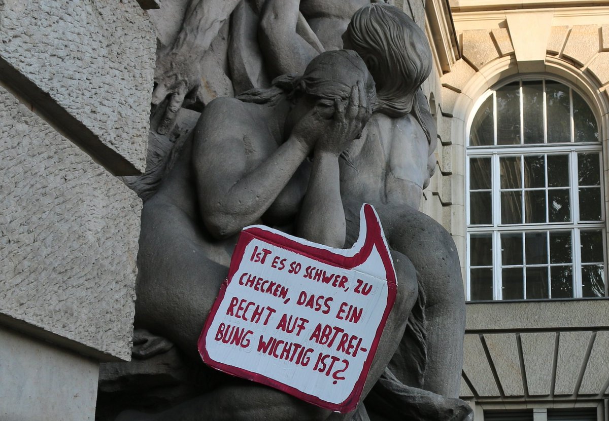 memorialsunder1's tweet photo. Prometheus-Brunnen an der Mensa der TU feministisch neukontextualisiert:

https://t.co/f2hwbXLA4m

#b2209 #prochoice #nofundis #wegmit218 #wegmit218a #feminism https://t.co/sG7QQdtY1s