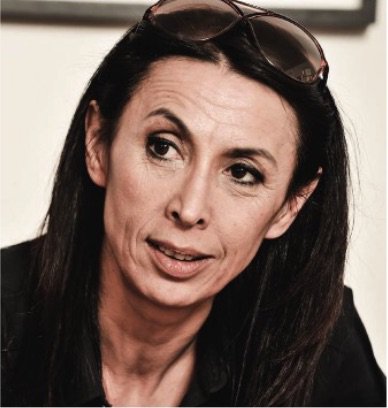 DasTheaterMagaz's tweet photo. Das halbgebaute Nest - @SherminLanghoff @gorkitheater legt «Heimat» auf, eine Schallplatte bekannter Lieder ... https://t.co/AWga2tvc3a
Foto (Arno Declair): @SherminLanghoff ist seit 2012/13 Intendantin @gorkitheater, das seitdem mehrmals zum Theater des Jahres gewählt wurde https://t.co/ktywdJHjBQ