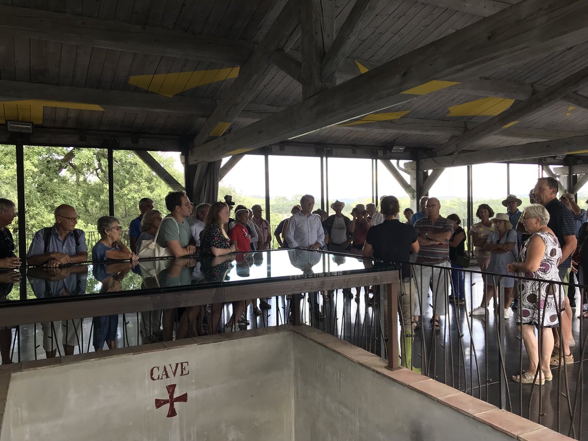 Suite des festivités avec Hermine, notre maitre de chai ! Explication du travail de nos équipes au chai, typicité des vins, fermentation alcoolique, tout ca n’a plus aucun secret pour nos vignerons d’un jour ! #vendangespeyrassol #vendanges2018 #peyrassol