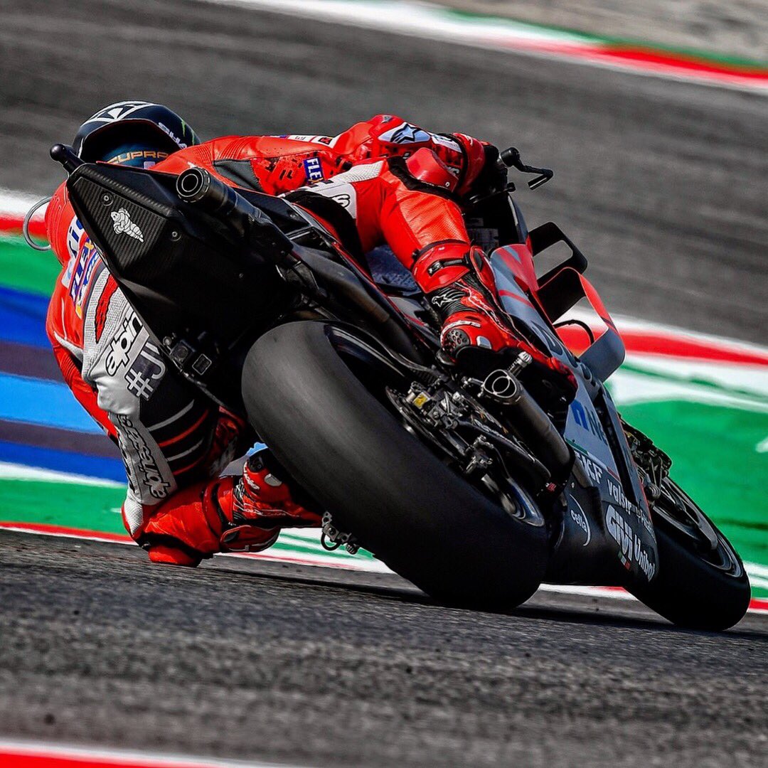 DucatiMotor's tweet photo. On 🔝 of the timesheets after the first day at @circuitomisano! P1 for @AndreaDovizioso and P2 for @lorenzo99... 💪🏻 #ForzaDucati #DucatiTeam #SanMarinoGP https://t.co/2jTjiCNrRt