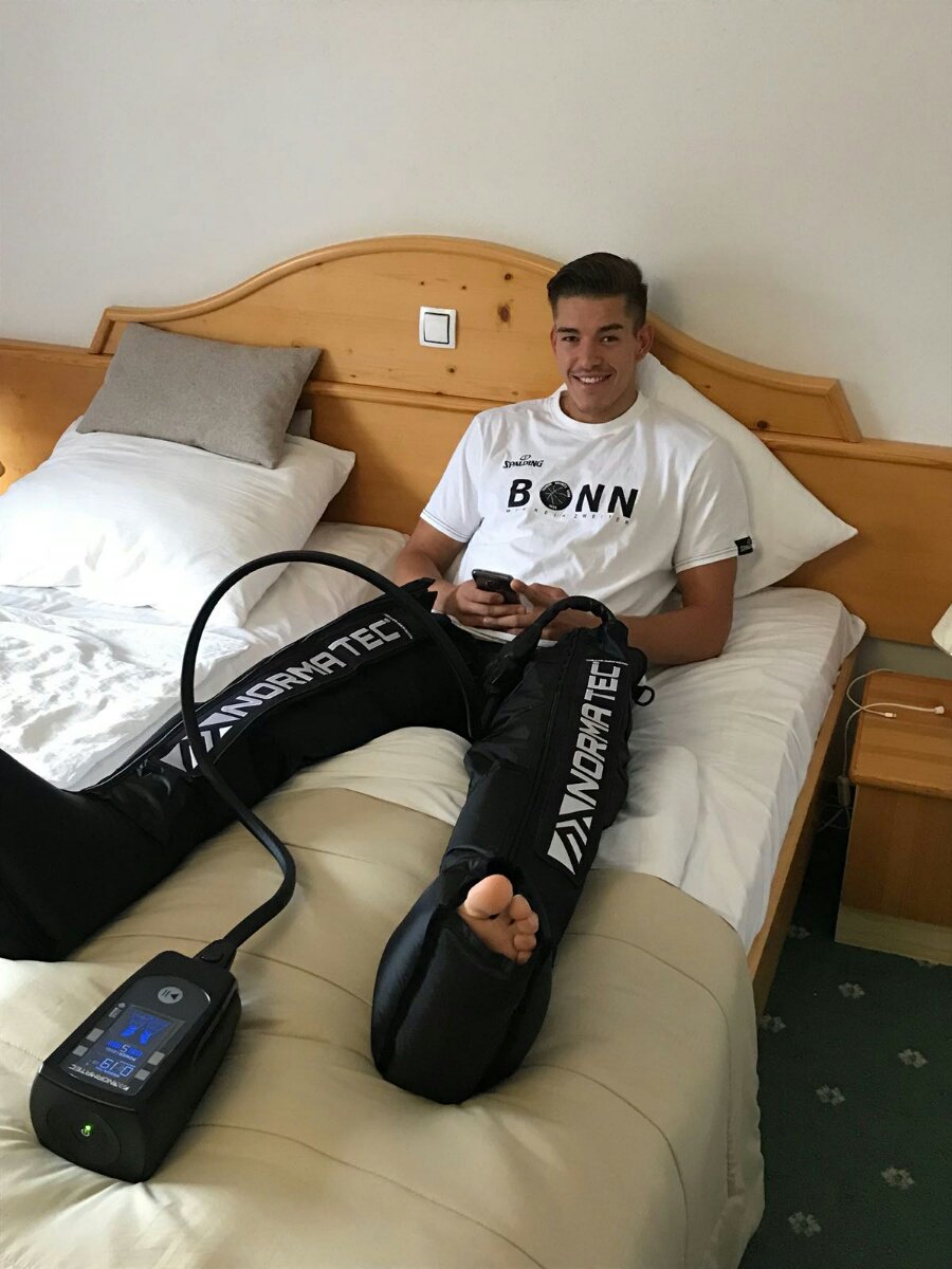 K_Active's tweet photo. Im Trainingslager in Slowenien haben sich die @TelekomBaskets neu für die kommende Saison formiert. Nach intensiven Trainingseinheiten werden die Spieler von Physiotherapeut Bogdan Suciu behandelt und regenerieren im @NTRecovery https://t.co/gHWO33cbm9