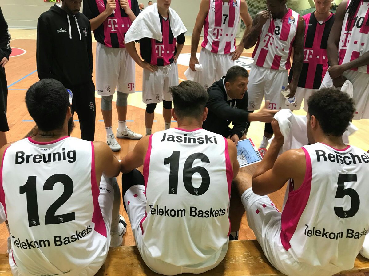 K_Active's tweet photo. Im Trainingslager in Slowenien haben sich die @TelekomBaskets neu für die kommende Saison formiert. Nach intensiven Trainingseinheiten werden die Spieler von Physiotherapeut Bogdan Suciu behandelt und regenerieren im @NTRecovery https://t.co/gHWO33cbm9