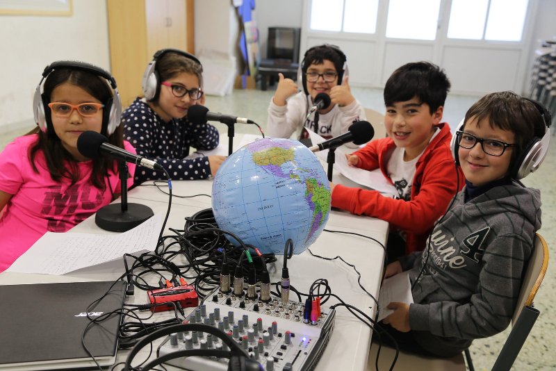 comsoc_cat's tweet photo. Les comunitats educatives de #SantBoi ja podeu sol·licitar el taller «Contes, ràdio i Drets Humans» del Catàleg d'activitats per a escoles, instituts i famílies. És una activitat subvencionada que ens permetrà viure els Drets Humans en primera persona https://t.co/JMYa1Wnptn https://t.co/wNJRhsMHiL