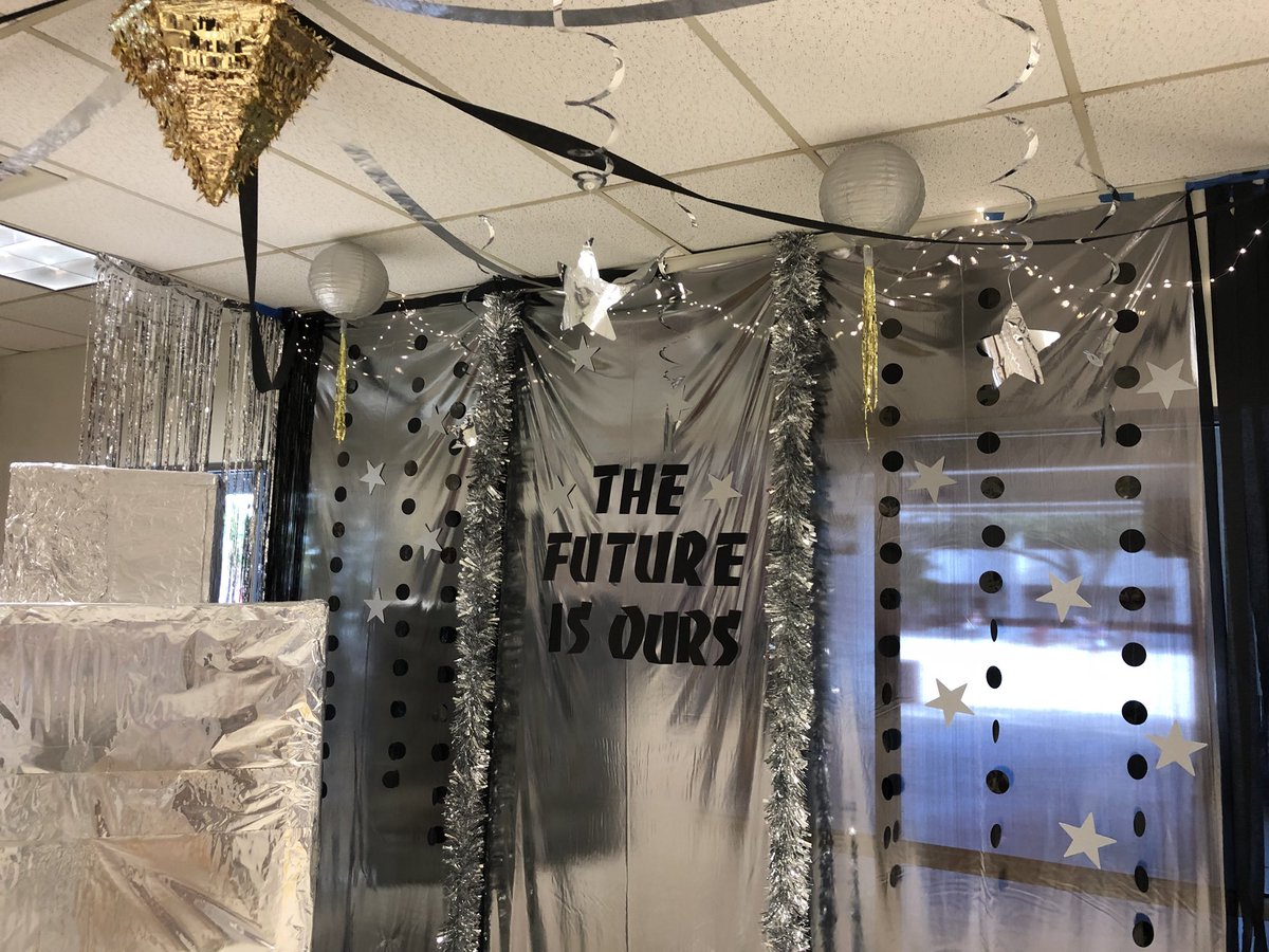 msdclassof2019's tweet image. Take some pictures today at the Senior Setup in the cafeteria!!!!! ⚡️🖤🔛🔝