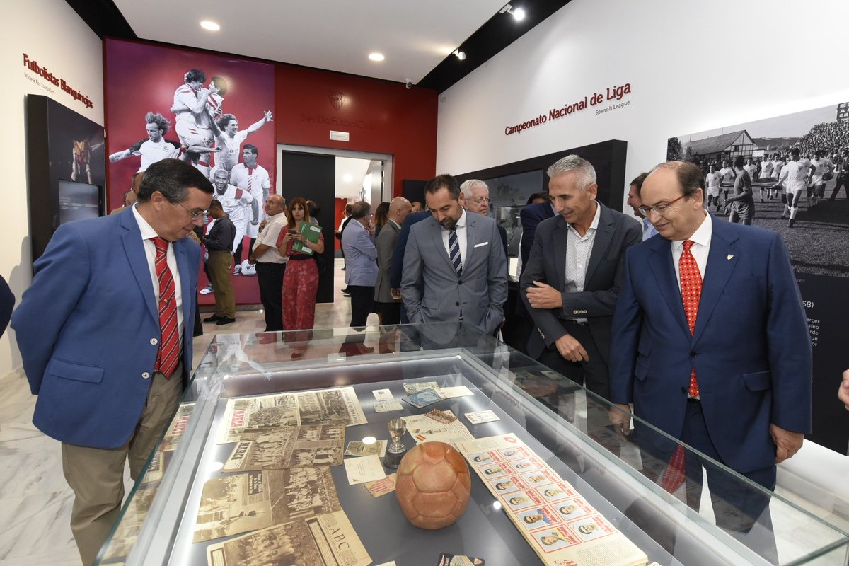 Castro visita el nuevo museo del Sevilla con varios de los asistentes al acto (Foto: SFC).