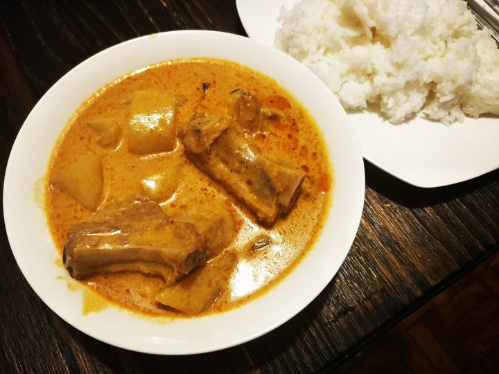 ThinkingPinoyPH's tweet photo. Achieve! #CookingPinoy: Kalderetang may Daya dahil walang carrots at bay leaves. 😂 https://t.co/vJCMkw8Jko https://t.co/nNr2i5o1JX