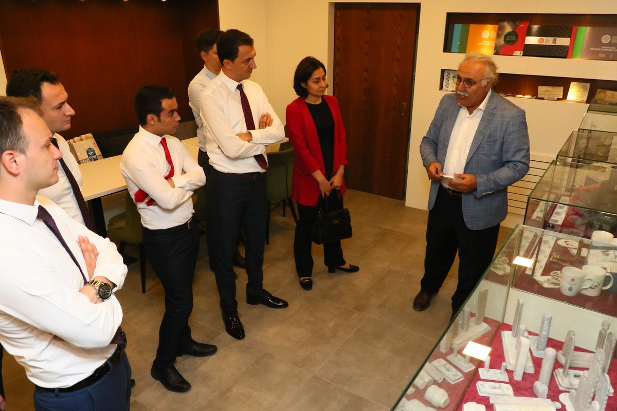 Sayıştay Denetçilerine, Başkan Aydın'ın ödüllü projesi Eyüpsultan Tarihi Merkez Yönetimi (ESTAM) hakkında sunum yapıldı.

ESTAM binasında gerçekleştirilen sunumda, tarihi merkezde gerçekleştirilen uygulamalar ve devam eden süreçte yapılacak olan çalışmalar anlatıldı.