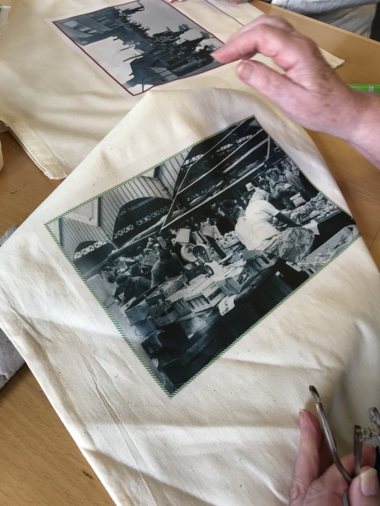 MandiB_'s tweet photo. Wonderful heritage #totebag decorating session taking place @STHLibraries #BillingeLibrary as part of #heritageopendays celebrations https://t.co/J7buunF4HX