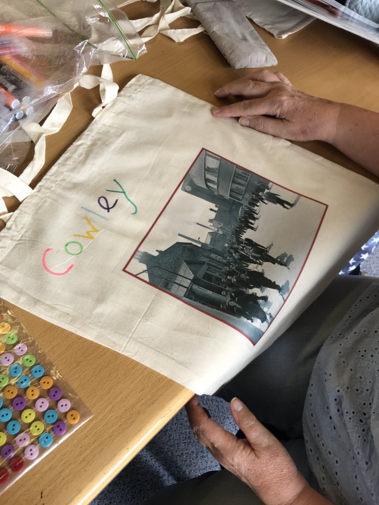 MandiB_'s tweet photo. Wonderful heritage #totebag decorating session taking place @STHLibraries #BillingeLibrary as part of #heritageopendays celebrations https://t.co/J7buunF4HX