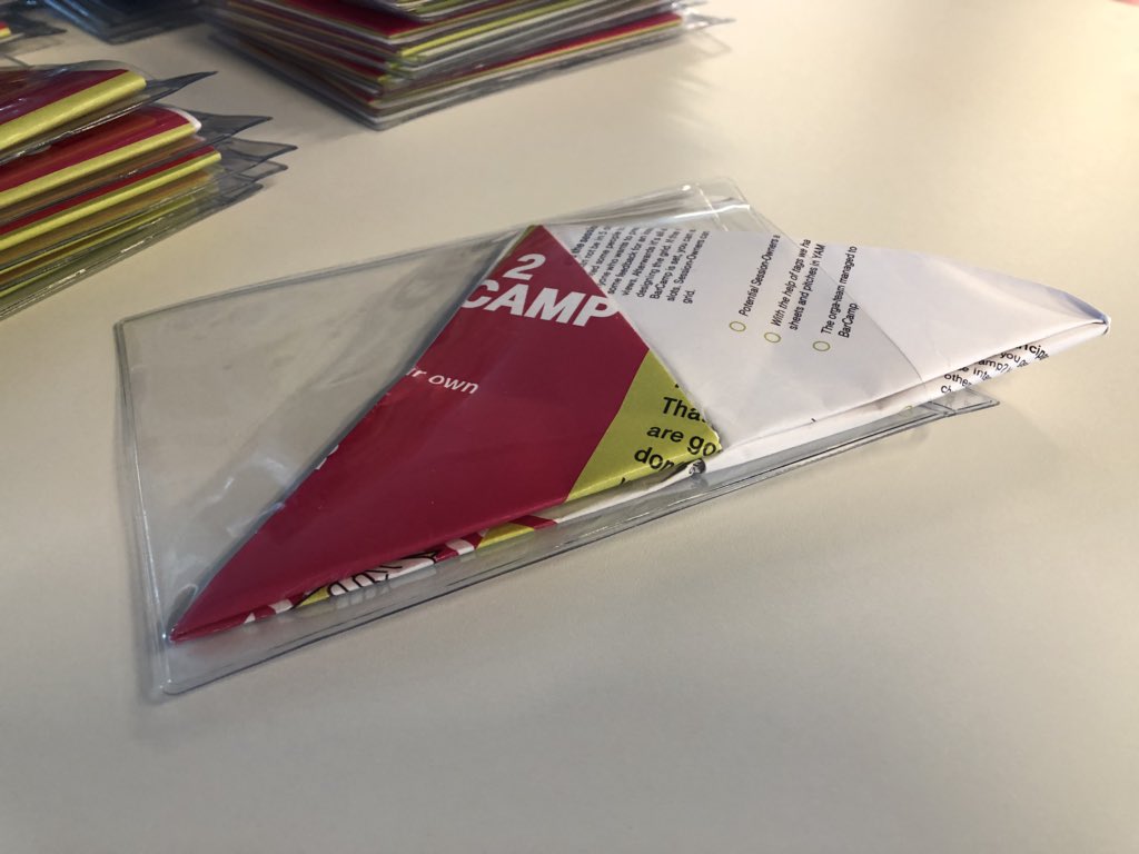 coffeeandsteph's tweet photo. Geballte #CONTENTFACTORY Power - großartige Hilfe von so vielen fleißigen Kolleg/innen. Sieht doch schon gut aus. Nur eine Person muss noch an seinen #HowToFold Kompetenzen arbeiten (🤔 @schindera) #TBAR https://t.co/wU6pQUk63i