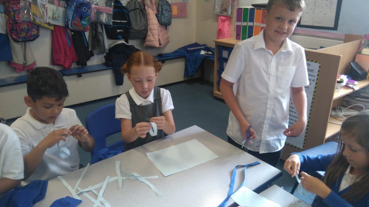 Rowlatts_TMET's tweet photo. Team Saturn are engineers this Golden Time! Who will build the longest paper chain with limited resources? #rhSTEM #teamwork #problemsolving https://t.co/S94STkkYy7