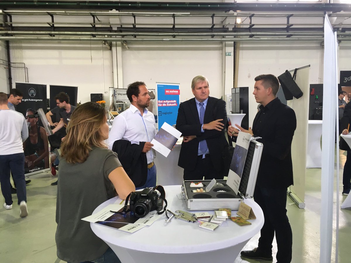 HaWe_Digital's tweet image. Startup trifft Handwerk: Auftakt der @startupnight im #motionlab Berlin #handwerkdigital #bmwi #mittelstanddigital #zdh #hwkberlin