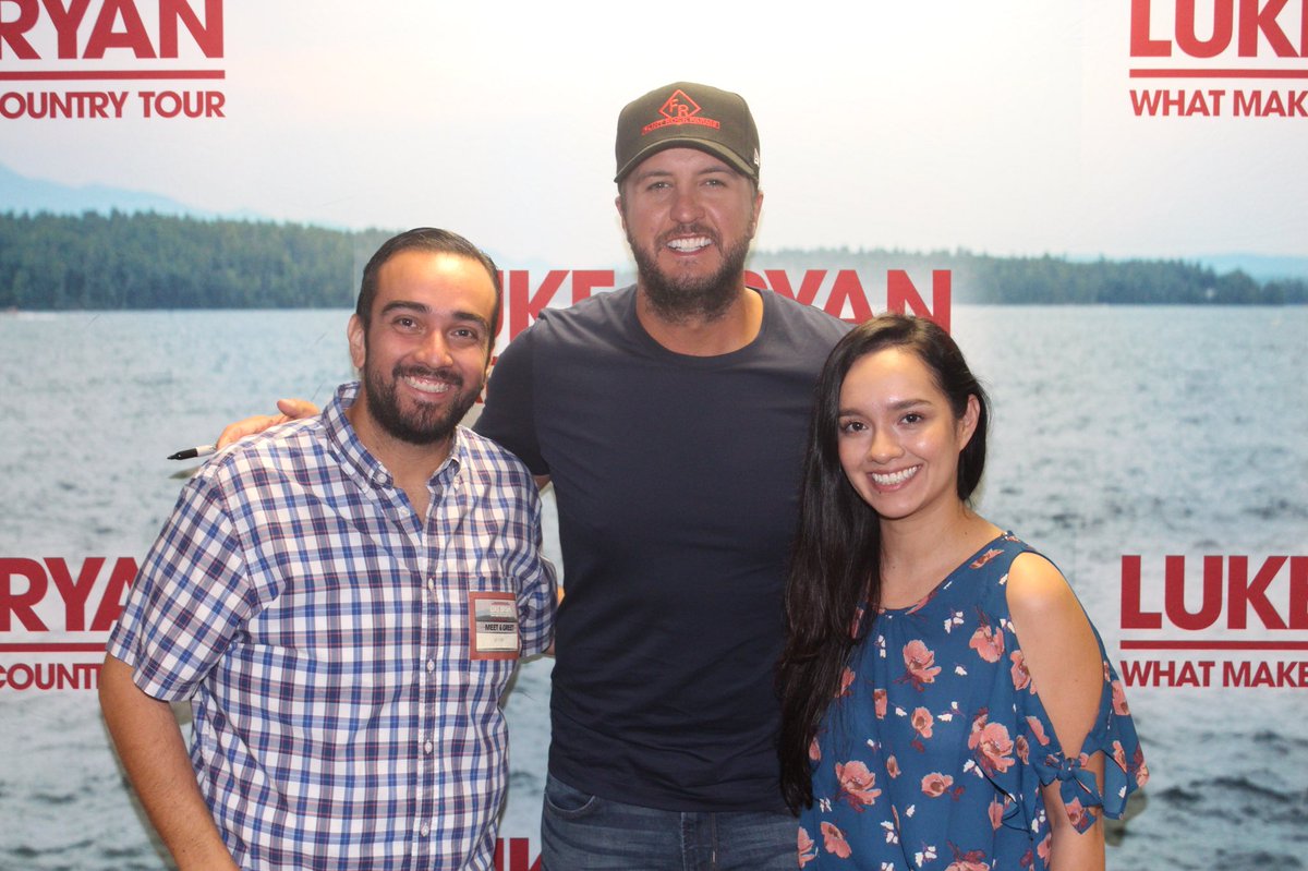 L U K E ! 🙌🏼📸😎 #WhatMakesYouCountryTour #SanAntonio #BigBuckFun