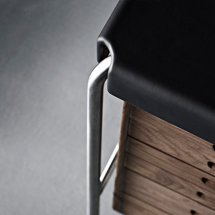 Cimmermann's tweet image. The Carl Hansen AJ52 Society Desk is a design of pure simplicity and brilliance, originally designed in 1952 cimmermann.uk/carl-hansen-aj… #carlHansen #arnejacobsen #designclassics