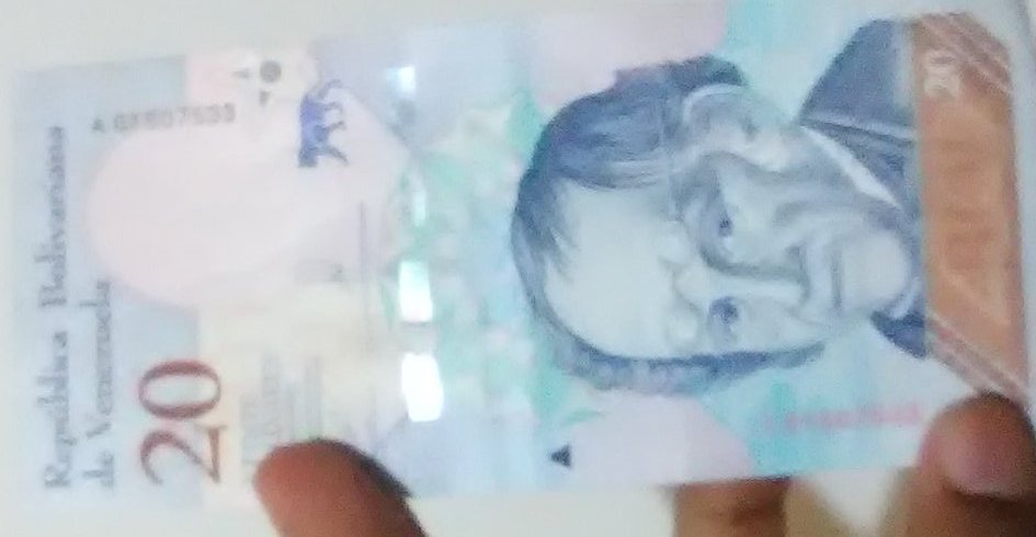 gererfer's tweet photo. Este billete de 20bss.este año escolar no comprará ni una galleta, hace 10años cuando representaba 2.000.000 compraba más de 10 Chevrolets Aveo y en el año 98 cuando representaba 2.000.000.000 compraba 3.500.000 de Dólares Americanos. Eso es el chavismo! Pérdida, muerte, debacle! https://t.co/JVV1wLNfbS