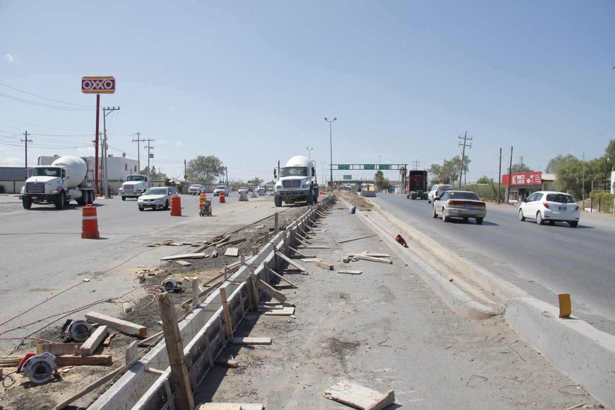 SOPDUMA_NLD's tweet photo. Te presentamos el avance al 56% en la "Adecuación Vial" del Libramiento Aeropuerto entre Carretera Nacional y calle Miguel Trillo, en las colonias Francisco Villa, Los Fresnos, Colinas del Sur, 150 Aniversario, Vamos Tamaulipas, Independencia Nacional, San Roberto y Los Agaves. https://t.co/k6dnZHMVMt