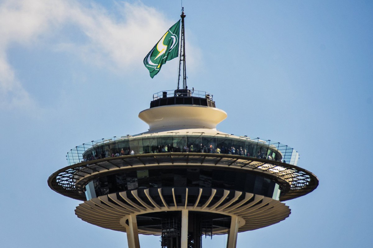 equalmotion's tweet image. The @seattlestorm flag flying on top of the @space_needle for game one of the @WNBA Finals tonight! #WeRepSeattle