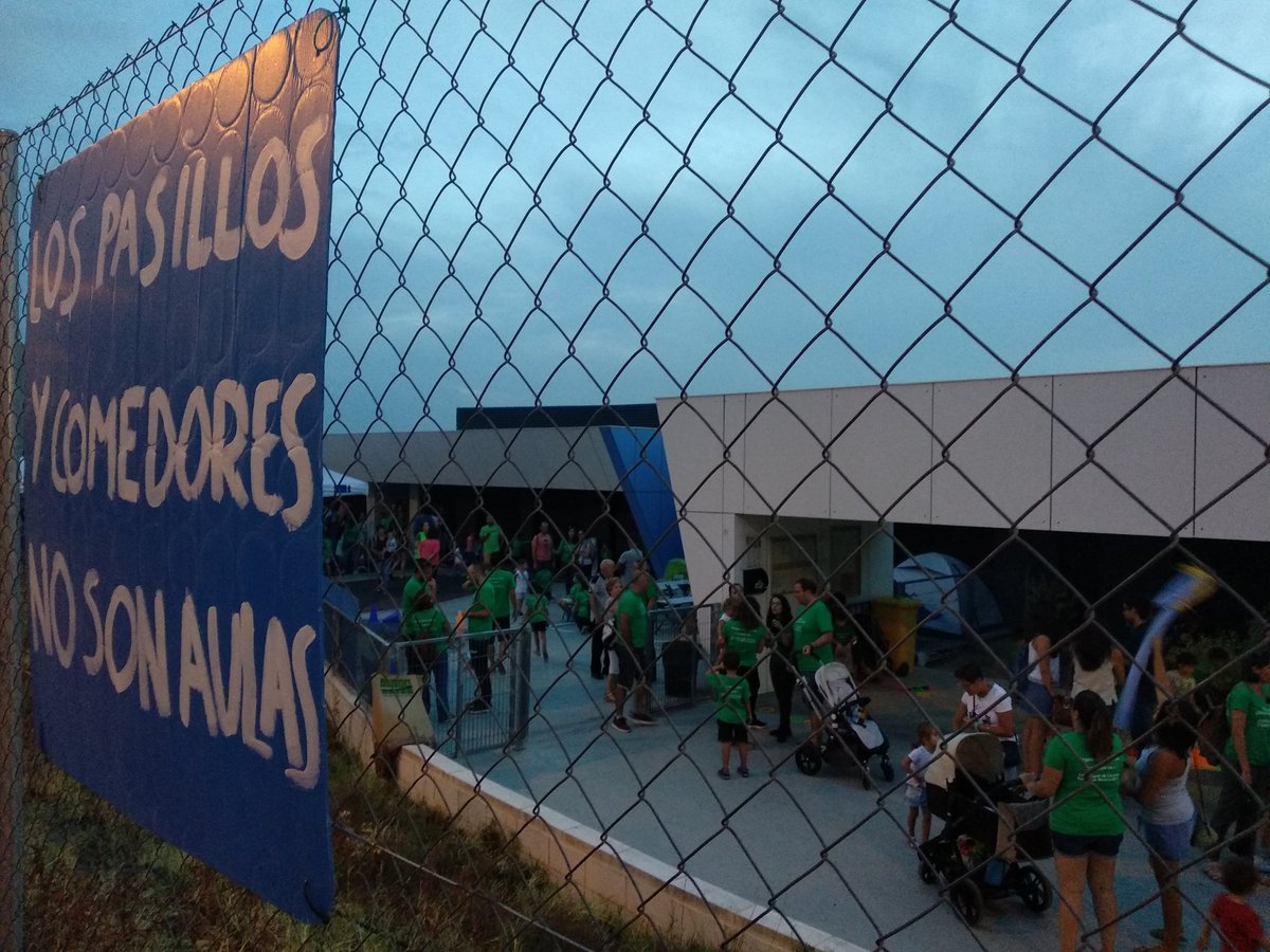 20:55h. "Estamos hartos de mentiras". Decenas de padres se encierran en el cole del barrio. Otro año más sin comedor, sin gimnasio y sin aulas para todos. Está pasando en <a href="/losmolinosgtf/">Los Molinos Getafe</a>, en #Getafe. <a href="/ComunidadMadrid/">Comunidad de Madrid</a> hay que cumplir lo que se promete.
