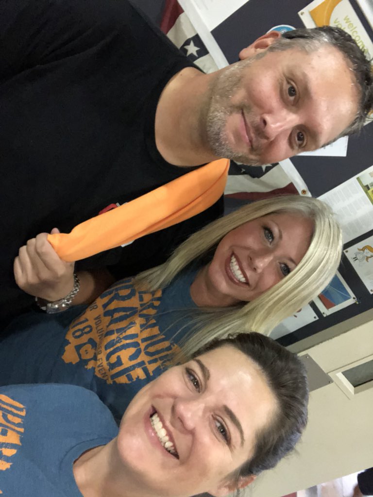 lesliexeilsel's tweet photo. Thanks @StansburyShow for helping out at #OpOrange at the @ACRFoodbank https://t.co/nzDd3R71ld